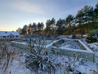 Działka z rozpoczętą budową domu w Białym Błocie