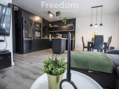 Nowoczesny bliźniak z garażem i tarasem