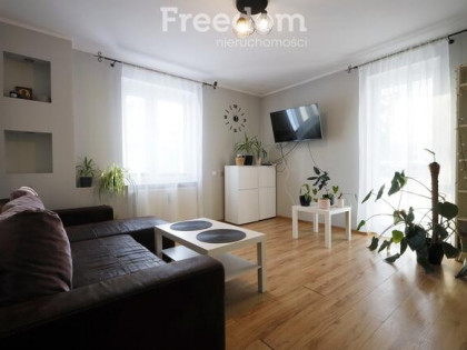 Mieszkanie trzypokojpwe na parterze w centrum.