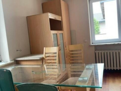 Dom dla pracowników z przestronnymi pokojami.