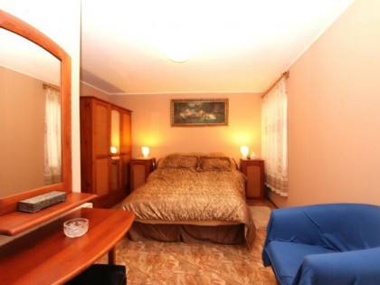 Dom z widokiem na pola, las