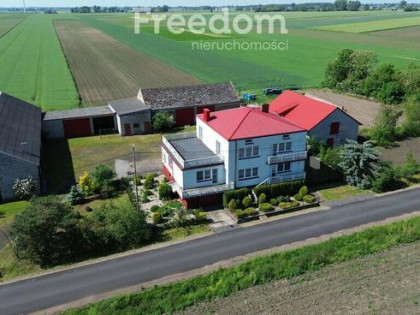 Dom z osobnym mieszkaniem i 3 budynkami gospod.