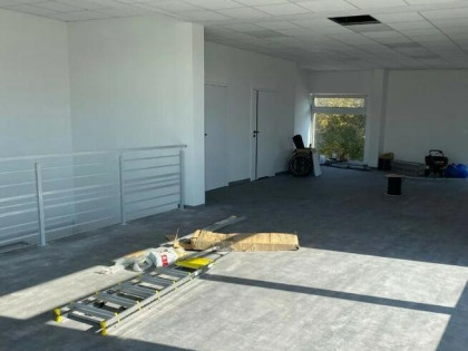 Przestronny lokal w nowoczesnym budynku