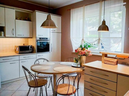 Dom wolnostojący o powierzchni 160m2 + 2 garaże + duży ogród