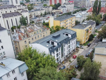 Duży salon, 3 lub 4 pokoje, balkon, kameralnie