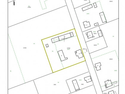 Działka zabudowana 6 budynkami