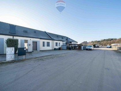 Parterowy, funkcjonalny dom z ogródkiem.