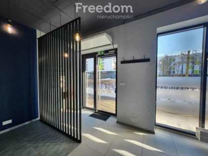 Lokal usługowy na parterze z dużymi witrynami