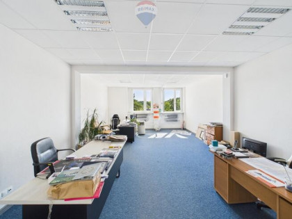 Biuro 39,2 m² z windą i parkingiem – Rybnik