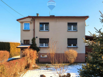 Dom z 2 mieszkaniami + garaże + duży teren