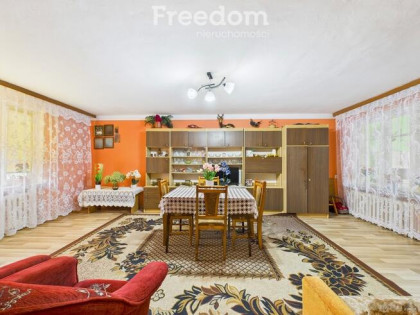 Bliźniak z budynkiem gospodarczym i garażem