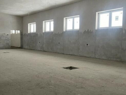 Budynek pod działalność 1400 m², plac manewrowy.