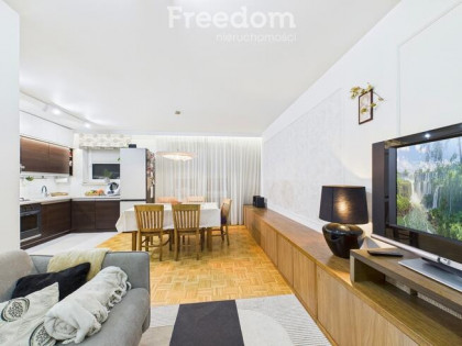 * dwa balkony * cegła * zamknięte osiedle *