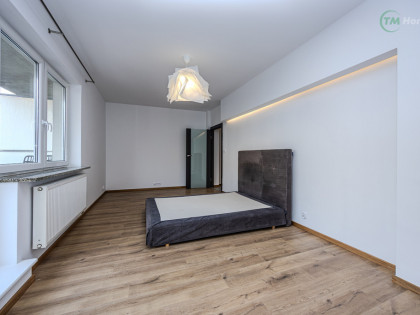 Trzy pokoje na kameralnym osiedlu, Ochota.