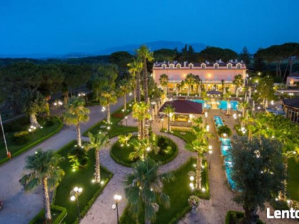 We Włoszech na południu Salerno jest kompleks turystyczny.