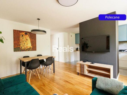 2 pokoje z balkonem zatopione w zieleni.