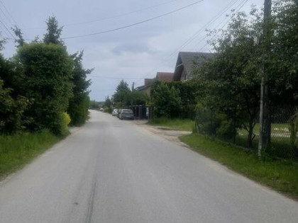 Działka 879 m² – media w drodze, las, SKM.