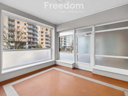 Lokal z witrynami, widoczny z chodnika i ulicy