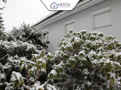 Dom wolnostojący z ogrodem w spokojnej okolicy.