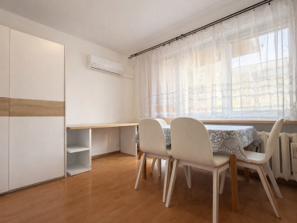 Kawalerka z balkonem i klimatyzacją – parter