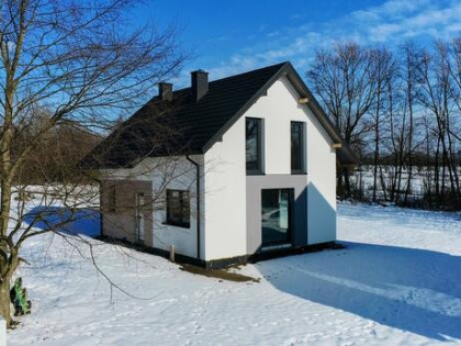 dom z dużymi przeszkleniami i potencjałem