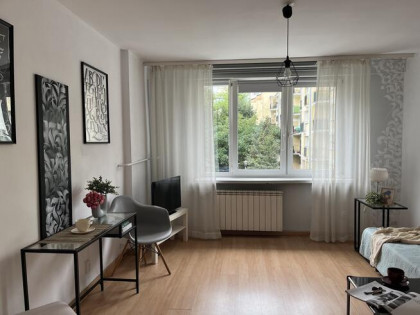 Kawalerka w Centrum Warszawy, słoneczna i cicha