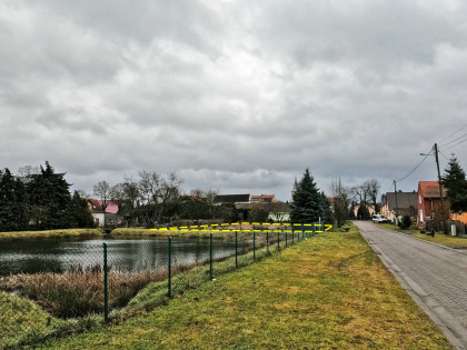 Piękna uzbrojona działka 1001m2 Niedoradz infrastruktura płaska staw