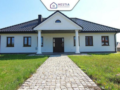 Na sprzedaż nowy dom w stylu dworkowym