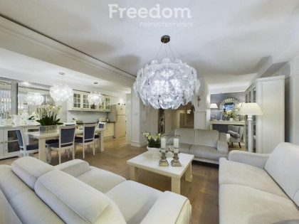 Dom z pełnym wyposażeniem, tarasem i ogródkiem.