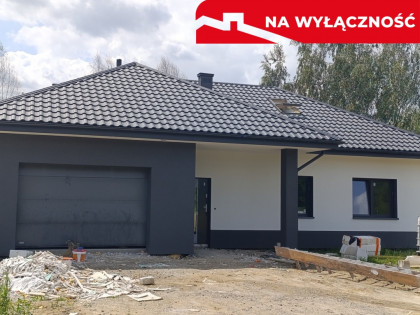 Nowy dom parterowy z antresolą.