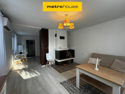 Dom z klimatyzacją i solarem_Niskie rachunki.