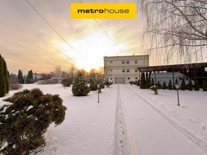 Przestronny dom z trzema niezależnymi mieszkaniami