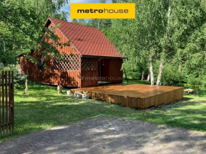 Dom w okolicy jezior i lasów