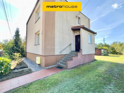 Wolnostojący dom z  garażem i letnią kuchnią.