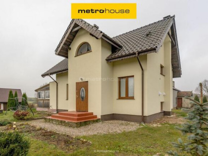 Przytulny dom na kolonii wsi niedaleko jeziora