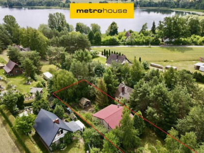 Dom z własnym pomostem w Skarlinie.