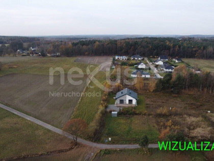 Blisko innych zabudowań a z drugiej strony las