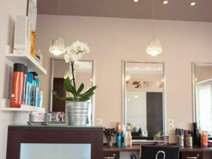 Podnajmę stanowisko na przedłużanie włosów w Salonie