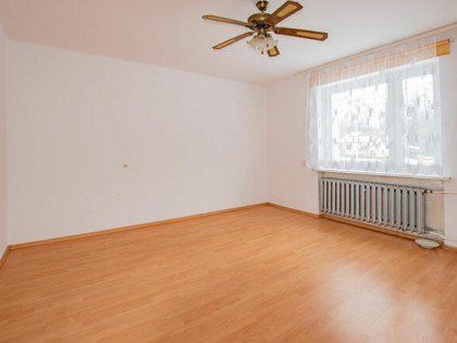 Przestronny dom typu kostka z garażem i tarasem