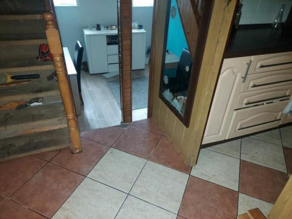 Nietypowa, 2-poziomowa kawalerka do odnowienia na Bałutach.