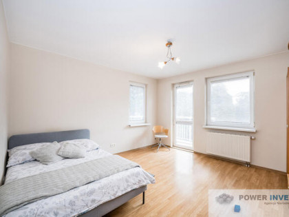 Jasna kawalerka z balkonem blisko komunikacji