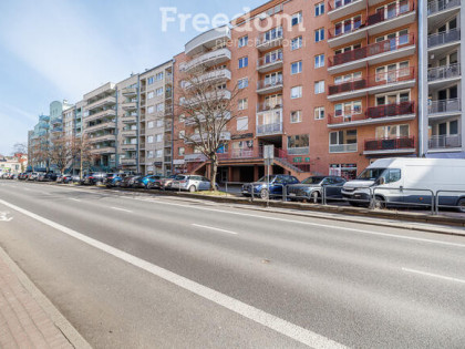 Lokal z witrynami od strony chodnika i ulicy