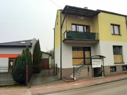 Dom, z lokalami komercyjnymi i in.