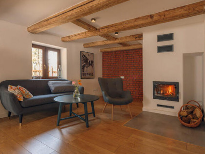 Dom ukryty w lesie nad rzeką