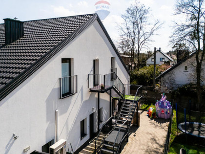 w stanie deweloperskim, parking i mały ogródek