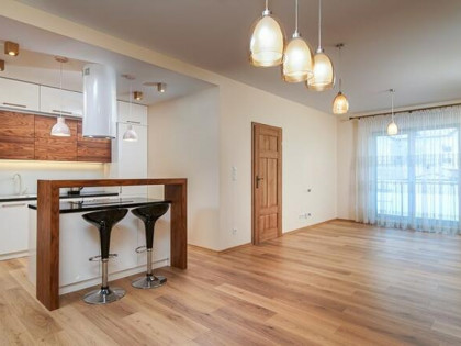 3 pokoje,miejsce postojowe, 3 Maja, Podjasnogórska