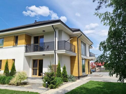 Modernistyczny dom nad jeziorem z funkcją pensjonatu