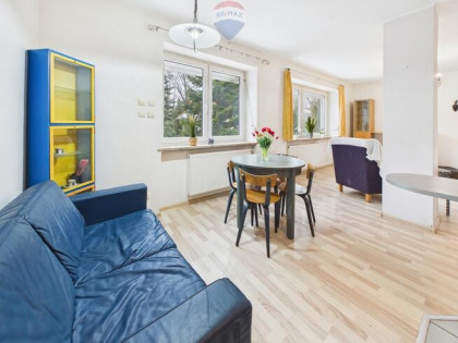 2 pokoje, duże okna, ogródek, garaż, piwnica