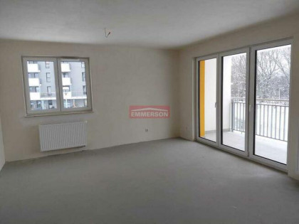 duży balkon z widokiem na zieleń