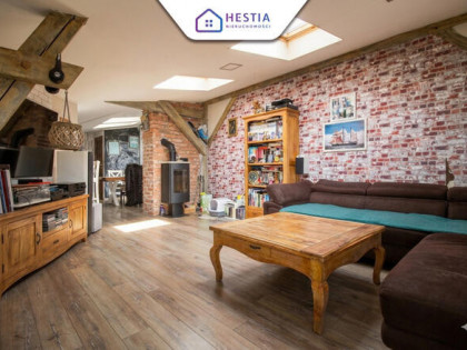 Cztery pokoje - kamienica w centrum miasta.